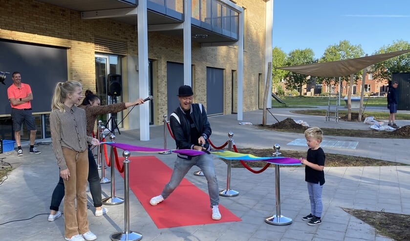 Raynaud Ritsma en kinderen CBS De Sprankeling openen school met Super Challenge