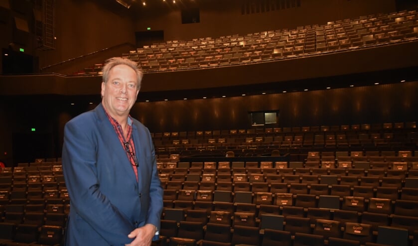 Directeur Stef Avezaat in de grote zaal van de Lawei.