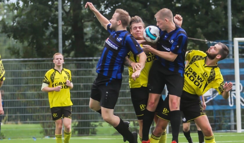 Sjouke Bron en Freerk Veenstra (geel zwart tenue) in een duel met spelers van Rottevalle. Albert Wijma kijkt toe.