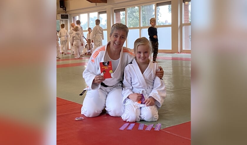 Lyanne Jilderda (rechts) met juf Esther Oostlander.