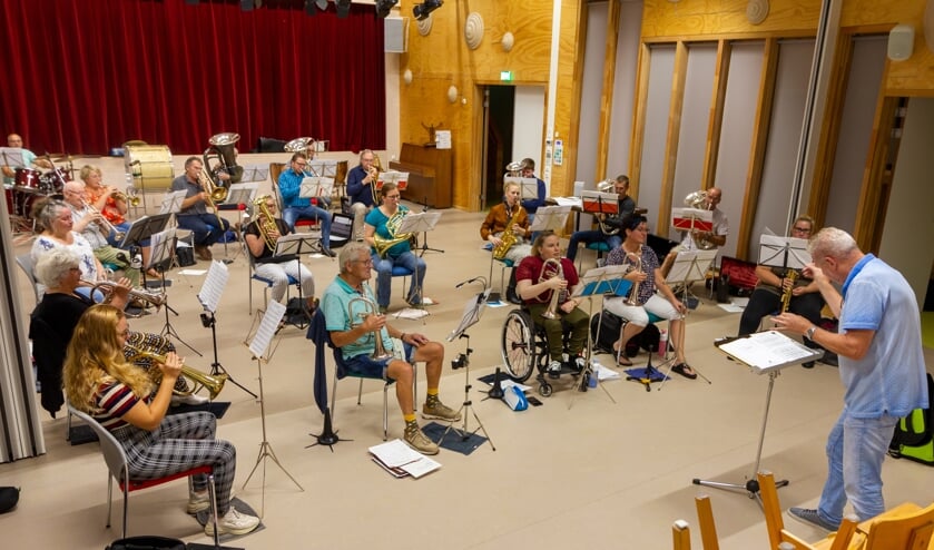 Muziekkorps Polyphonia repeteert voor het optreden op Rottevalle Brûst.