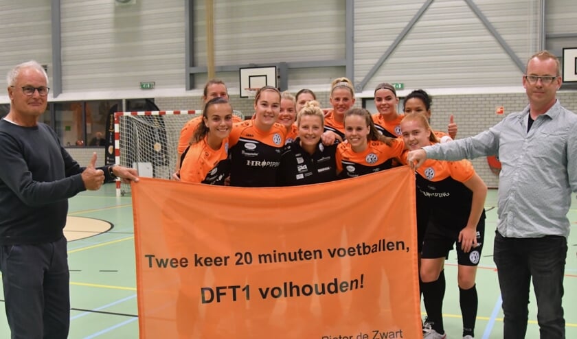Pieter de Zwart met Foppe de Haan en de selectie.