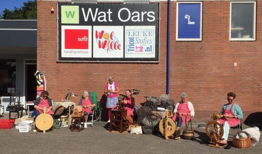 De Spingroep Burgum demonstreert het oude ambacht.
