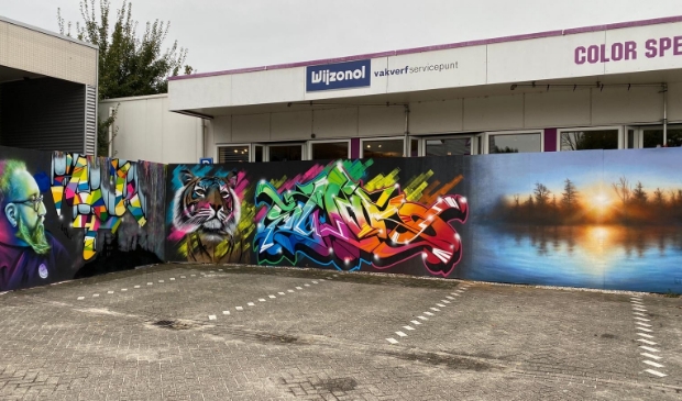 Naast letters in de kenmerkende graffitistijl, zijn op de wand een portret van Gert Hamstra, een tijger en een landschap te zien.