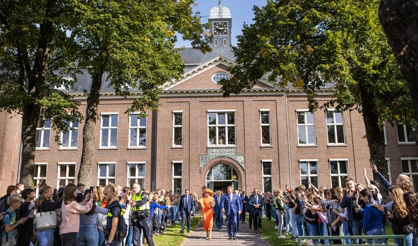 Het Koningspaar voor Singelland Het Drachtster Lyceum.