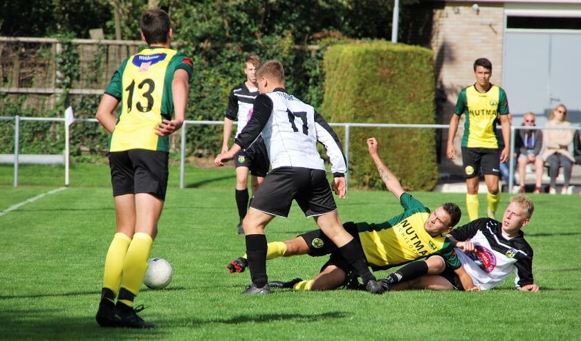 Ropta Boys (groen, gele tenues, bleef de baas over Marrum.