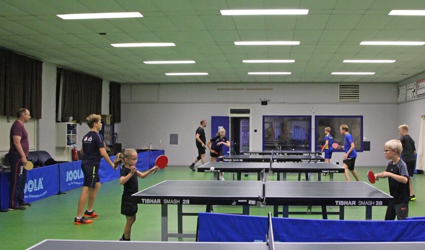 Een beeld van een jeugdtraining in de hal van de tafeltennisvereniging aan de Marconistraat in Buitenpost.