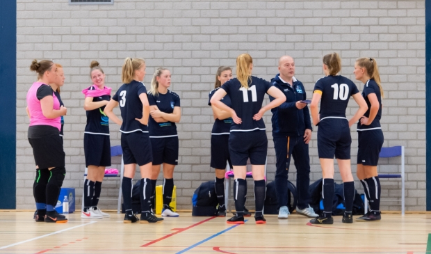 Coach Sees Bergman spreekt zijn spelersgroep toe.
