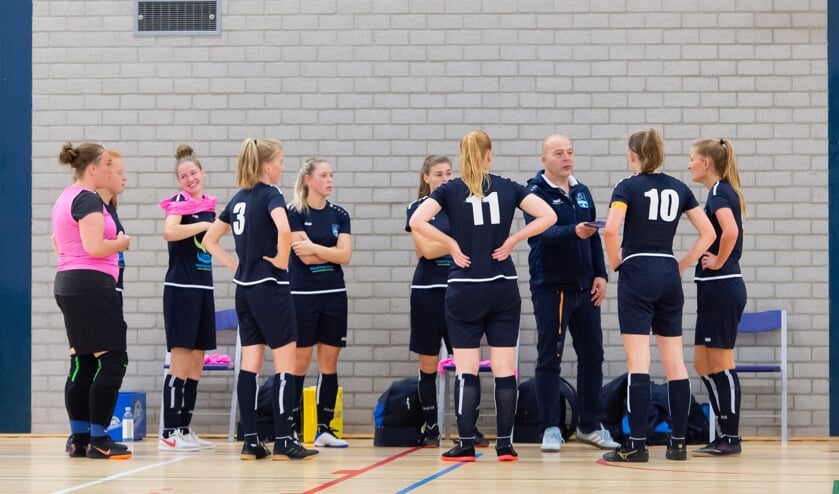 Coach Sees Bergman spreekt zijn spelersgroep toe.