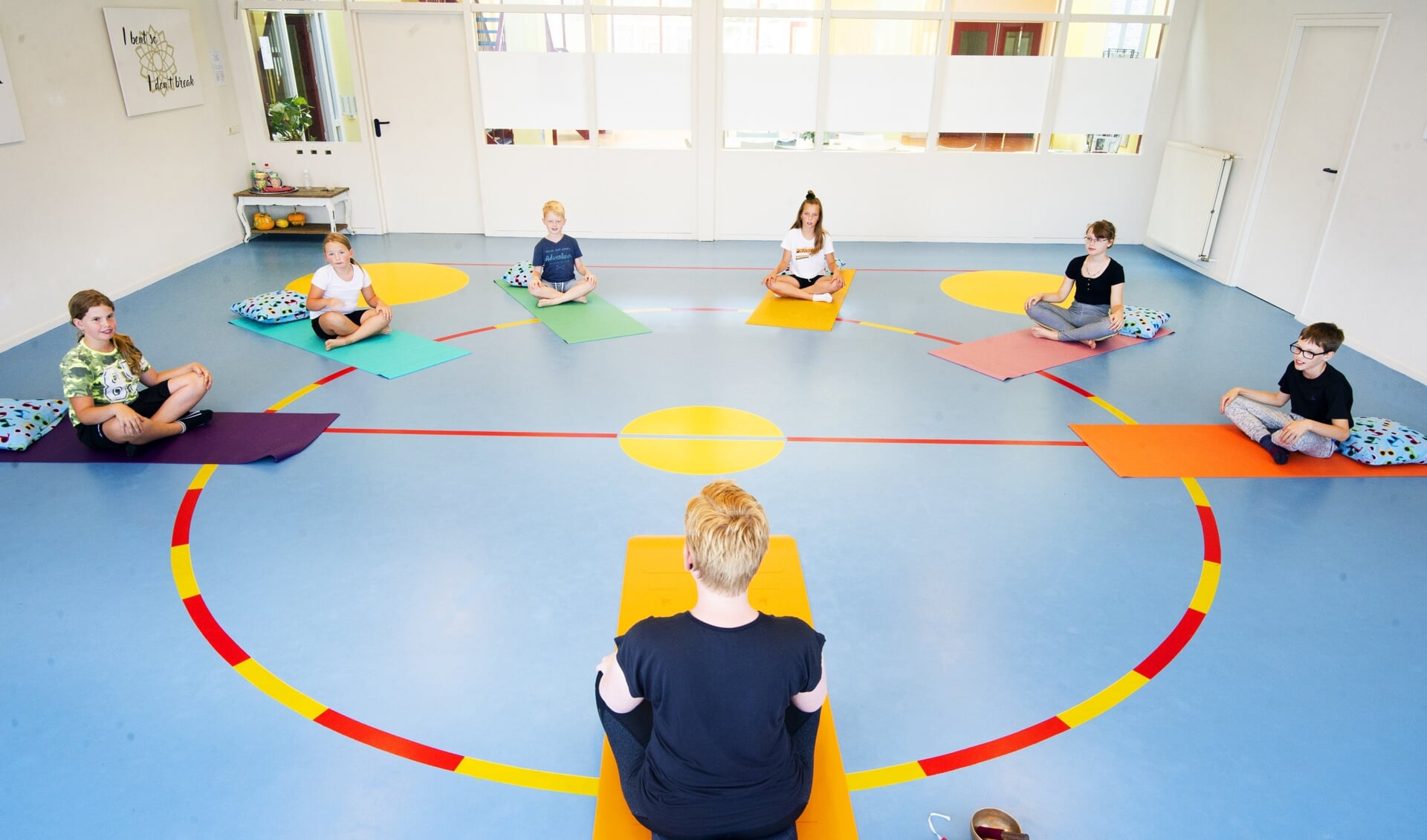 Yogamatties biedt yogalessen en mindfulnesstrainingen aan kinderen en tieners.
