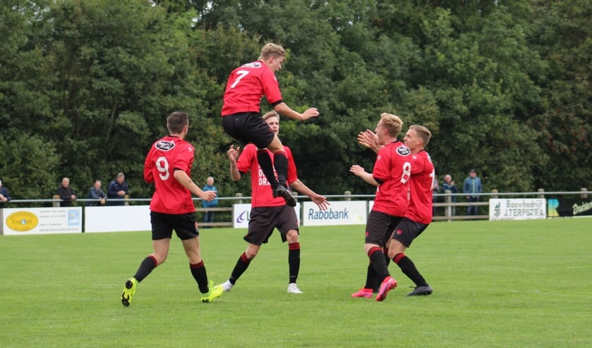 Broekster Boys juicht na een treffer.