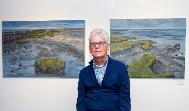 <p>Rein Halbersma bij zijn schilderijen in 't Fiskershúske.</p>