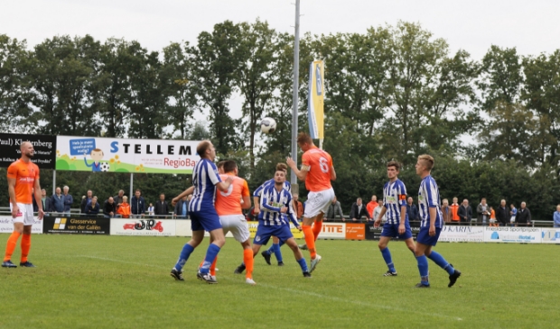 VV Kollum (oranje wit tenue) miste de vorm van de dag tegen SC Veenwouden, maar won wel. 