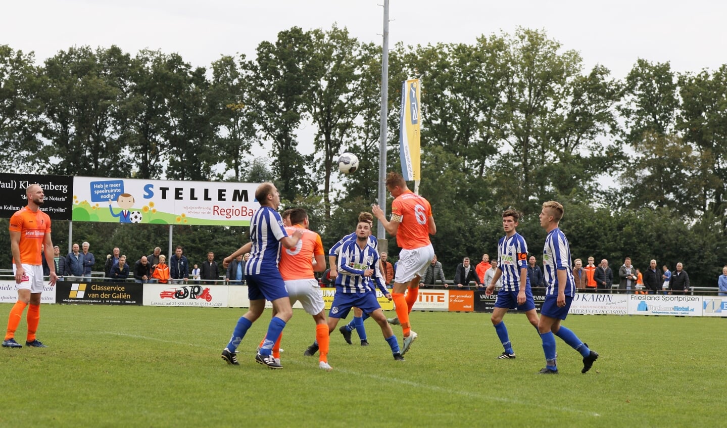 VV Kollum (oranje wit tenue) miste de vorm van de dag tegen SC Veenwouden, maar won wel.