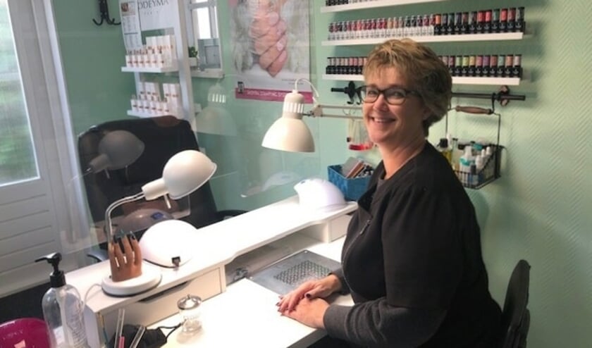 Betty de Vries runt haar nagelsalon in Dokkum.