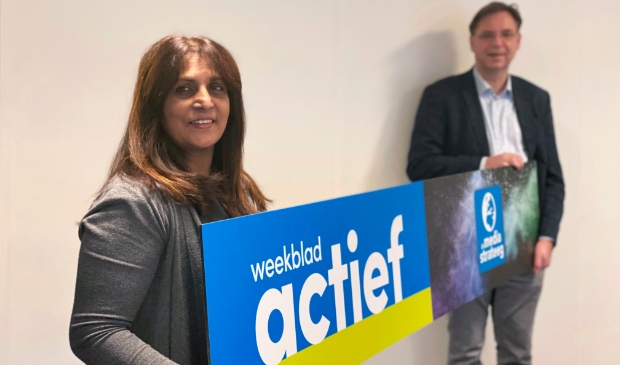 <p>De directieleden Shirley Bhagwat en Jan Auke Steegstra hangen het bord met het nieuwe<br>design van Weekblad Actief op. </p>