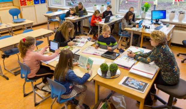 <p>ICT-medewerker en juf Hinke Hoiting begeleidt samen met stagiaire Marrit Elzinga een groep leerlingen in de noodopvang. Iedere dag maken tussen de 20 en 30 kinderen op CBS De Bernebrêge hier gebruik van.</p>