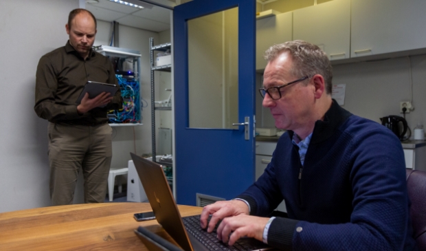 <p>Cor Procee en Dirk van der Woude tijdens een cyberweerbaarheidsscan.</p>