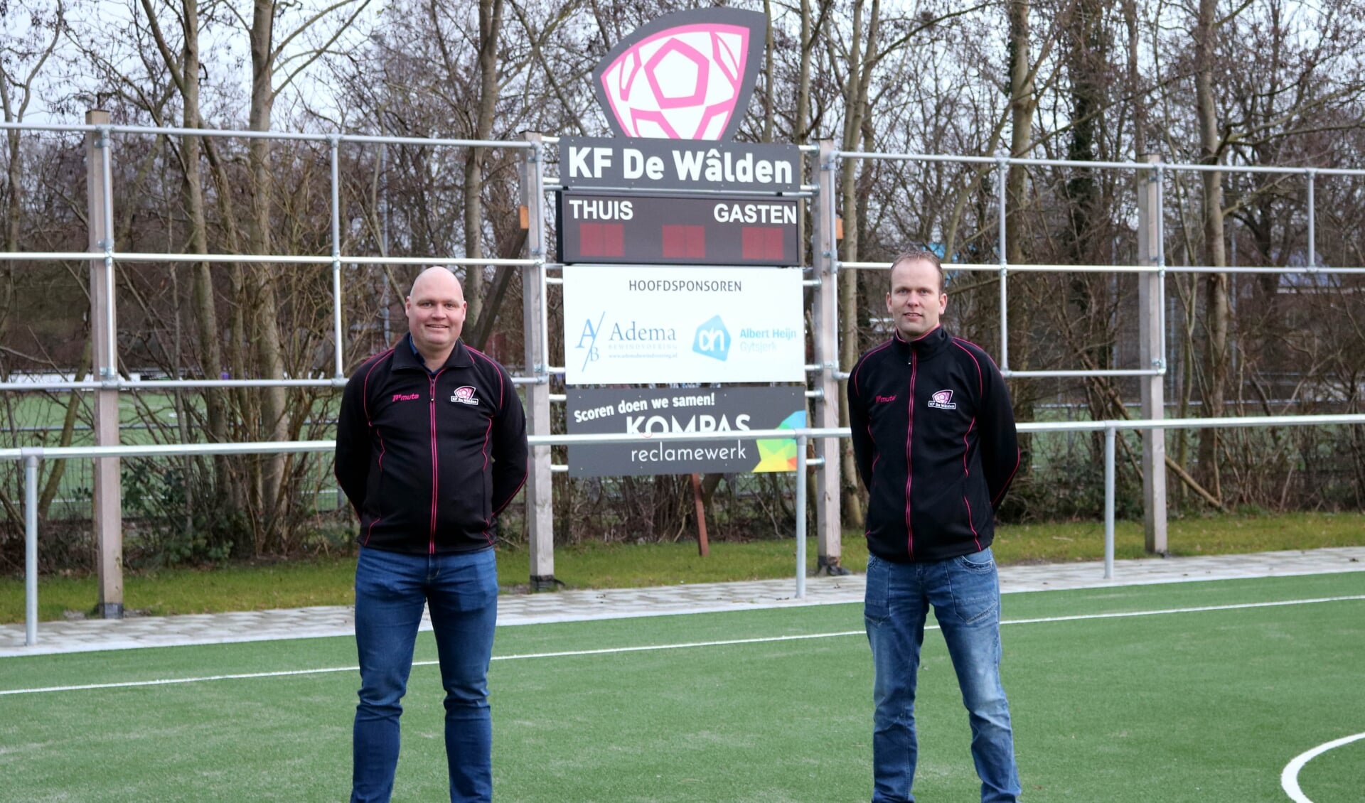 Gerard de Haan (rechts is de nieuwe hoofdtrainer van KF De Wâlden. Eddy de Jong, trainer/coach van De Wâlden 2 heeft zijn contract verlengd. 