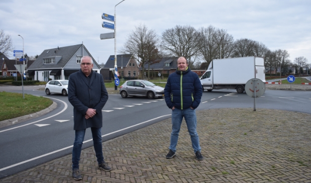 Wopke Veenstra (links) en André Weening op de kruising Betonwei/Reitsmastrjitte bij Harkema.
