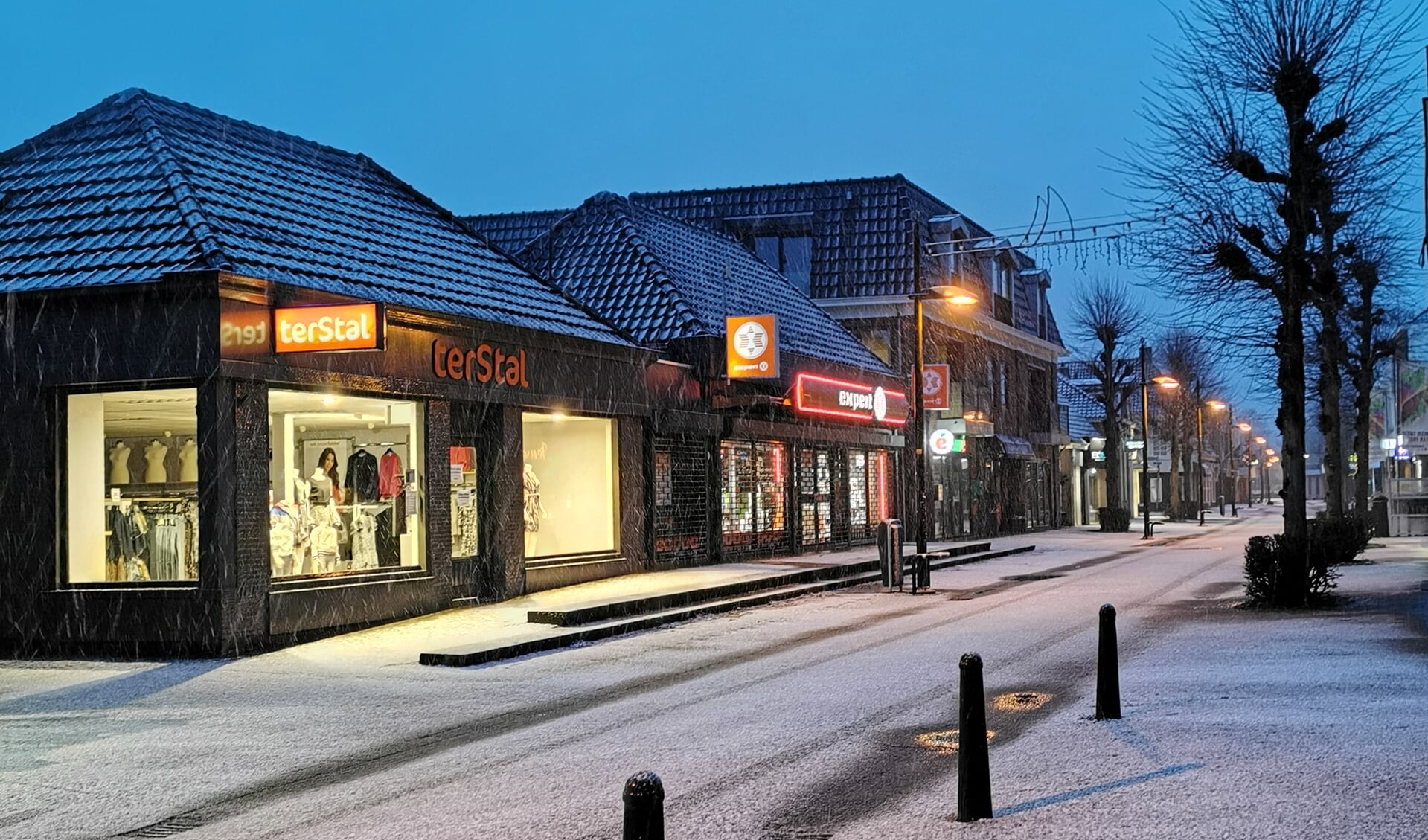 Vanmorgen begon de dag met natte sneeuw, in de vroege ochtend was het centrum van Burgum even een witte wereld. 