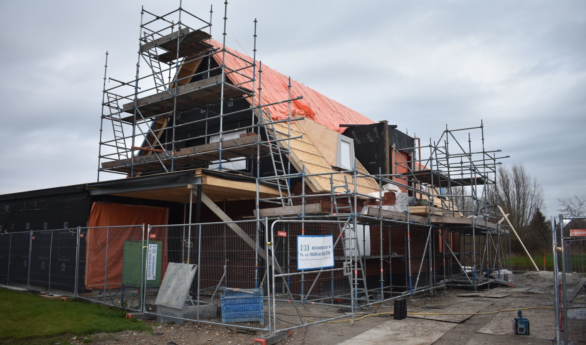 Nieuwbouw in Kollum, waar nieuwe woningen snel verkocht worden. Volgens Werkgroep 2030 kan het dorp verder groeien.