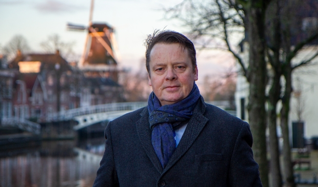 <p>Burgemeester Johannes Kramer in het centrum van Dokkum. </p>