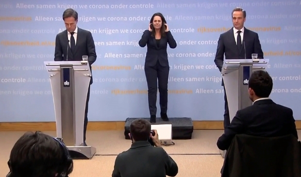 <p>Te veel mensen houden zich onvoldoende aan de maatregelen, waarschuwden Rutte en De Jonge ook nu weer bij de persconferentie.</p>