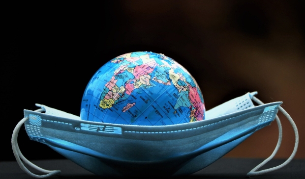 <p>De wereldwijde coronapandemie wordt zowel plaatselijk als regionaal als nationaal als internationaal bestreden. Daarbij is sprake van samenwerking, maar ook van concurrentie.</p>