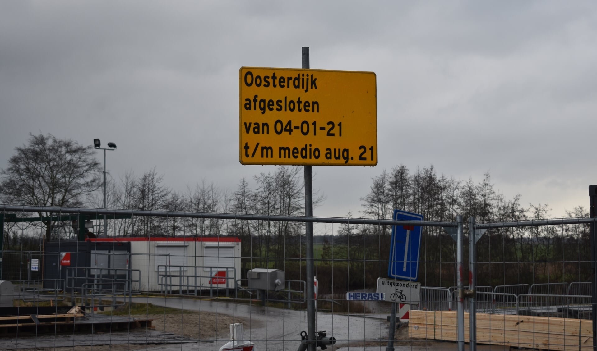 De Oosterdijk bij Ryptsjerk is afgesloten. Er wordt een nieuw gemaal gebouwd.