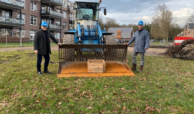 <p>Wethouder Anko Postma van Opsterland en Arjen Oosting, directeur Van Wijnen Projectontwikkeling Noord Oost, bij de schatkist op gepaste afstand van elkaar.</p>