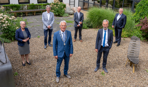 <p>Het 'zakencollege' van b. en w., toen wethouder Felix van Beek (vierde van links) nog fungeerde als wethouder van financiën. Maria le Roy (links) en Robin Hartogh Heys van de Lier (rechts) keren terug in het nieuwe college, net als burgemeester Jan Rijpstra (voorgrond). Gemeentesecretaris Jelmer Mulder (rechts voor) is sinds 1 januari 2022 opgevolgd door Siebren van den Berg. </p>