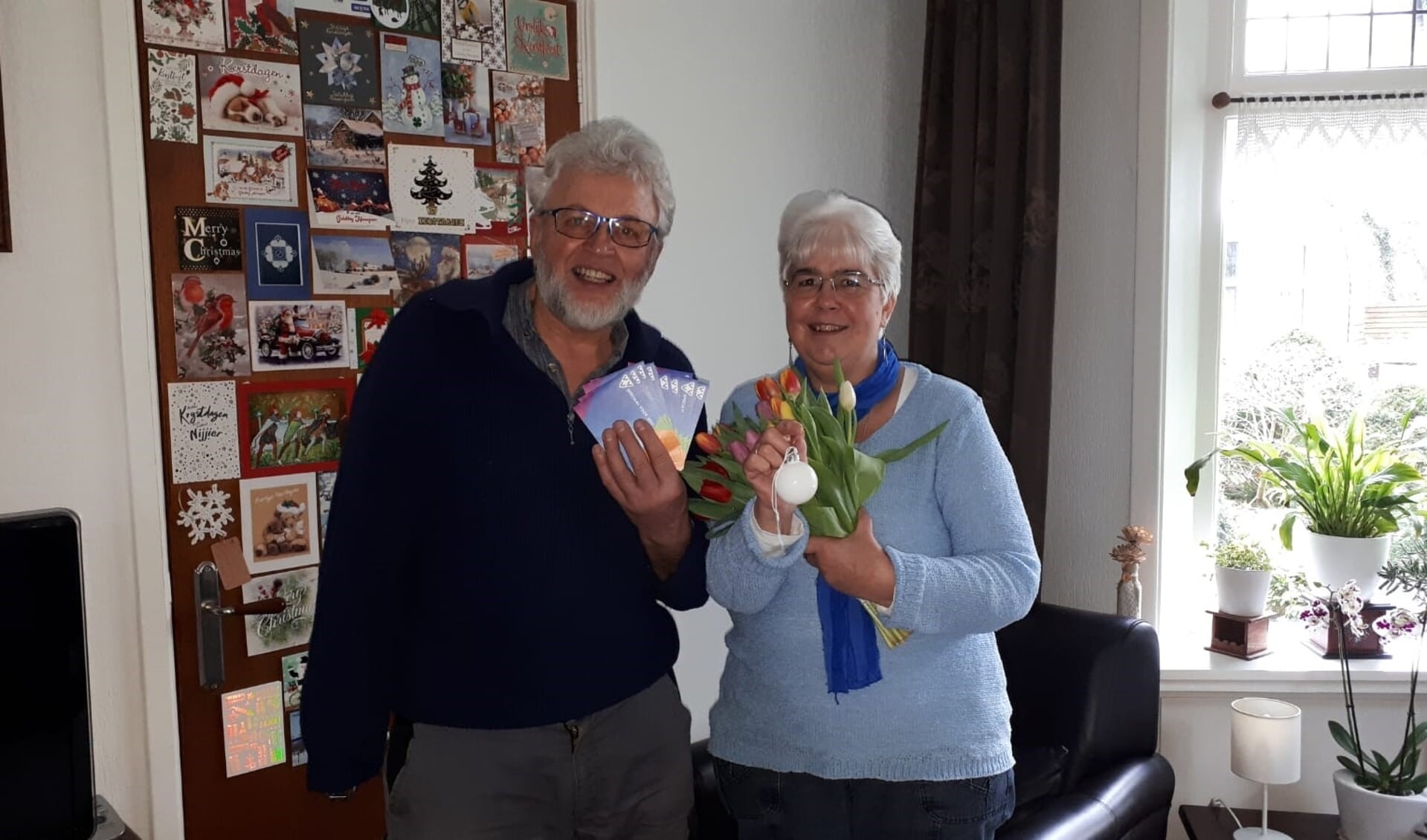 Sjouke en Roelie Dijkstra met de VVV-bonnen ter waarde van 250 euro.
