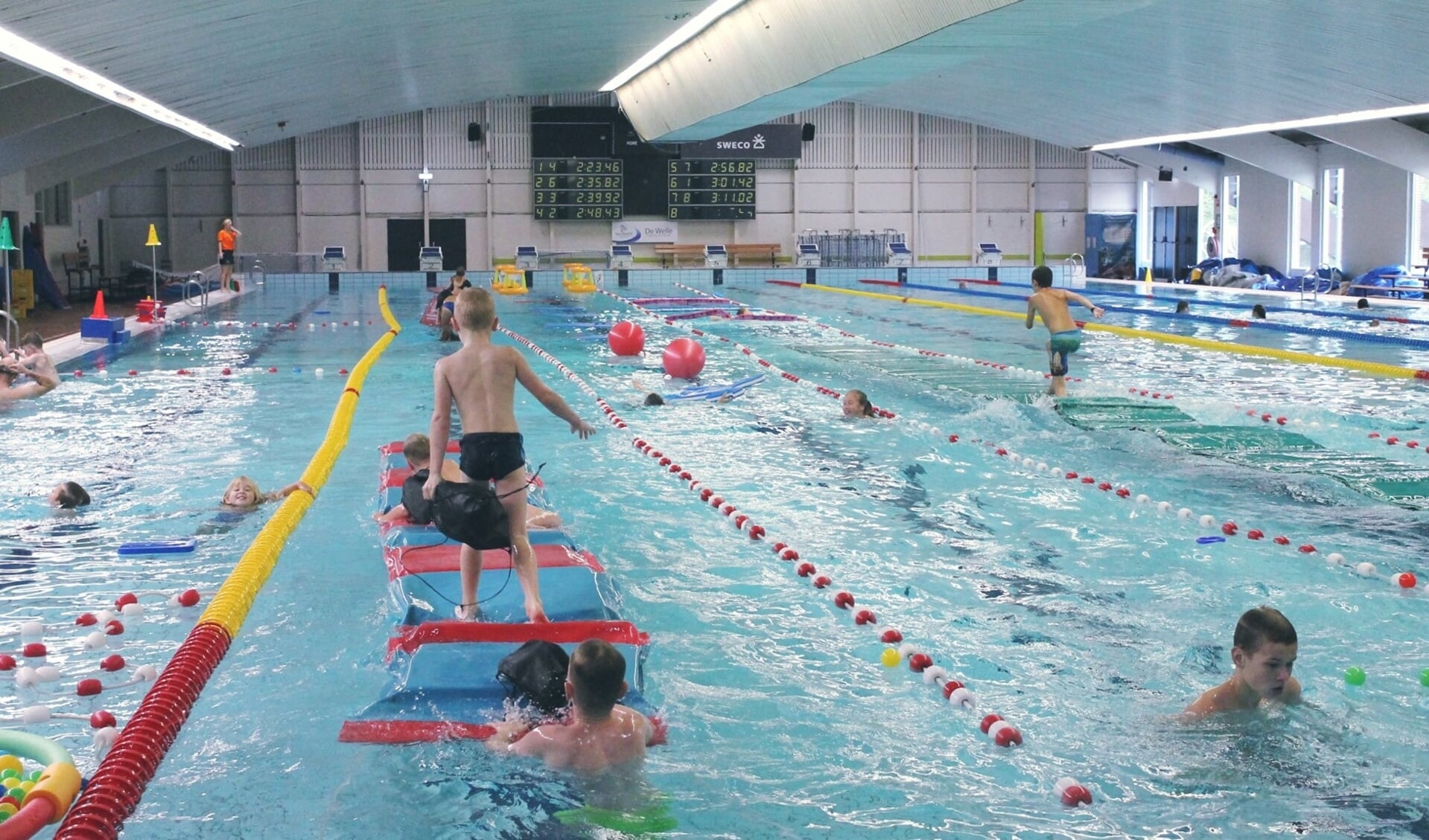 Zwemmen en (andere) waterspelletjes tijdens de Zwem4daagse in De Welle.