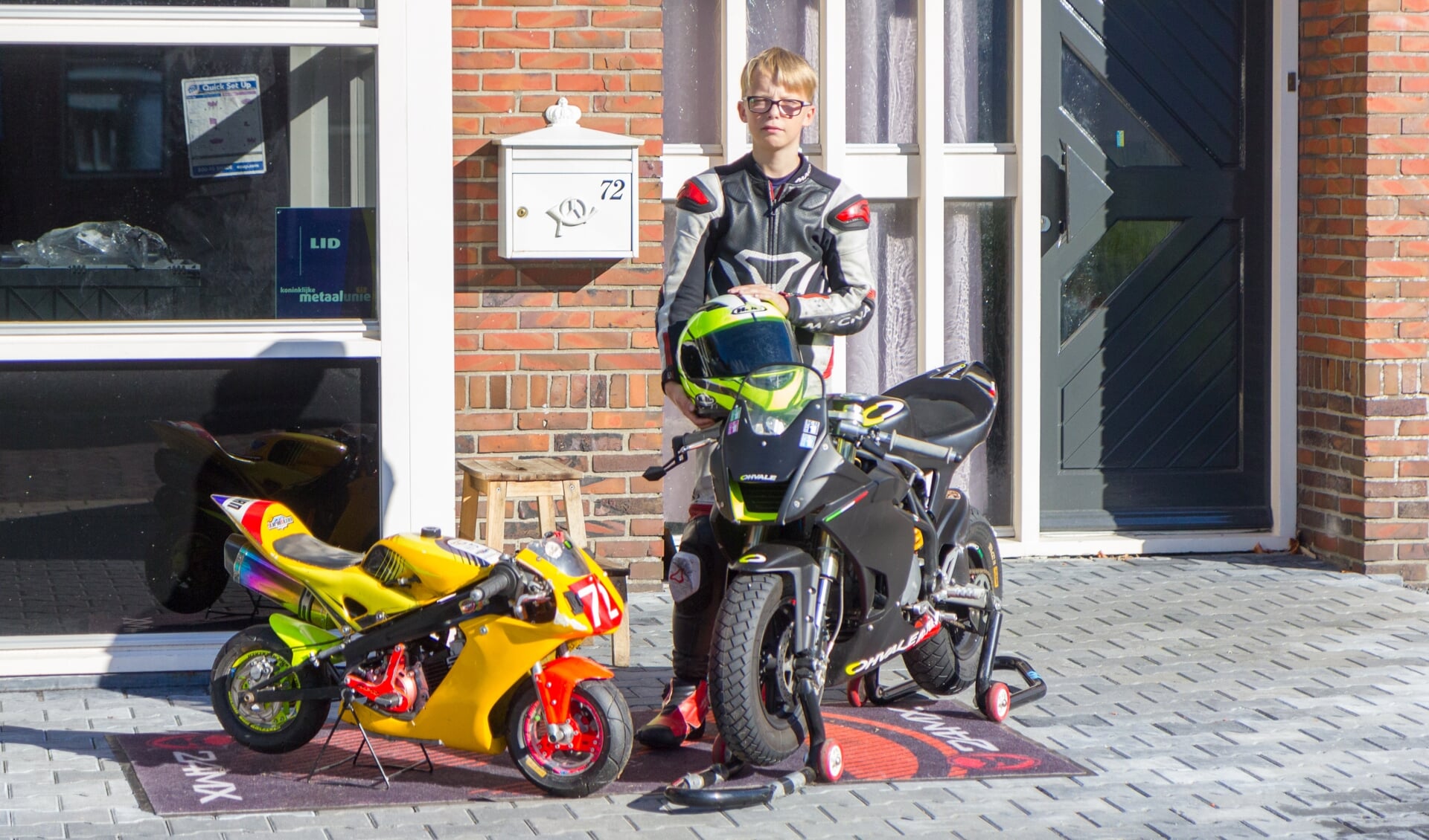 Dyon van der Bie met links zijn pocketbike en rechts de Ohvale 110cc motorfiets.