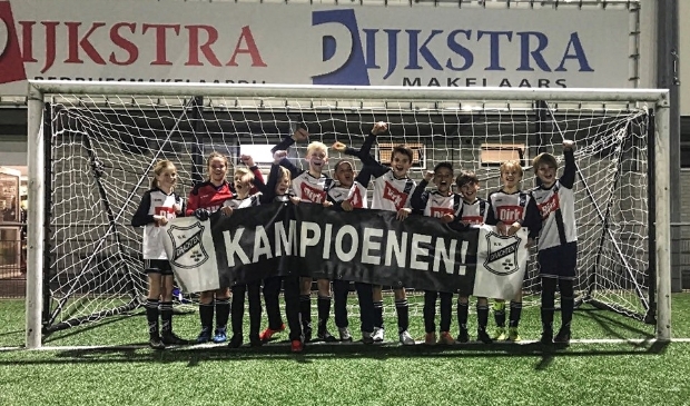 <p>De jongens én twee meiden van JO12-1 van VV Drachten vierden feest.</p>