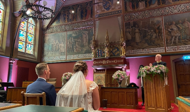 <p>Janieke Steenstra en Jan Douwe van der Meer uit Hallum met bijzonder ambtenaar van de burgerlijke stand, commissaris van de Koning, drs. A.A.M. Brok.</p>