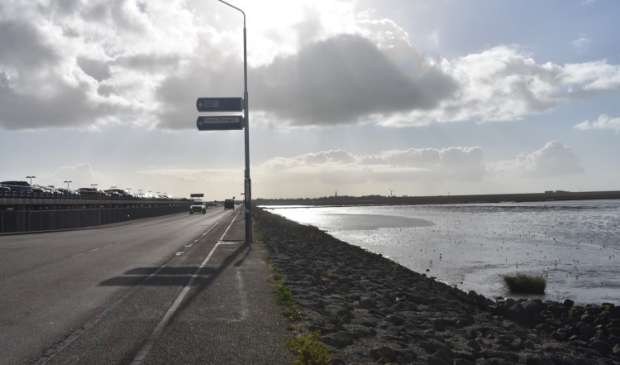<p>De pier bij Holwerd, met de kerktoren van Holwerd in het midden op de achtergrond.</p>