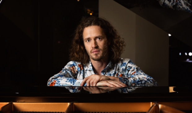 <p>De zanger en pianist Roon Staal.</p>