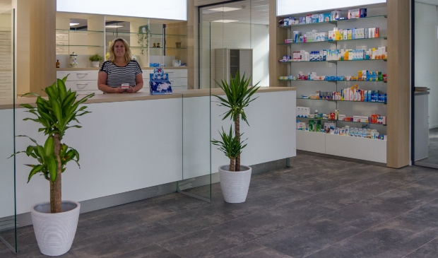 <p>Eigenaar en apotheker Sabina Dam achter de balie in de nieuwe apotheek.</p>