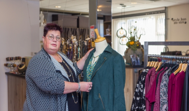 Follie de Haan in haar winkel op Lageweg 25 in Burgum.