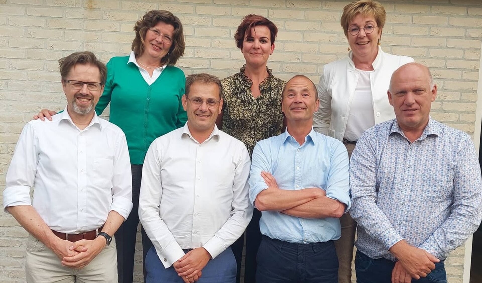 Wethouder Gelbrig Hoekstra (rechtsboven) en de huidige CDA-fractie van Tytsjerksteradiel. Wie weet volgt één van de raadsleden haar dit jaar op? Dat zal mede afhangen van de uitslag van de raadsverkiezing van 16 maart 2022.