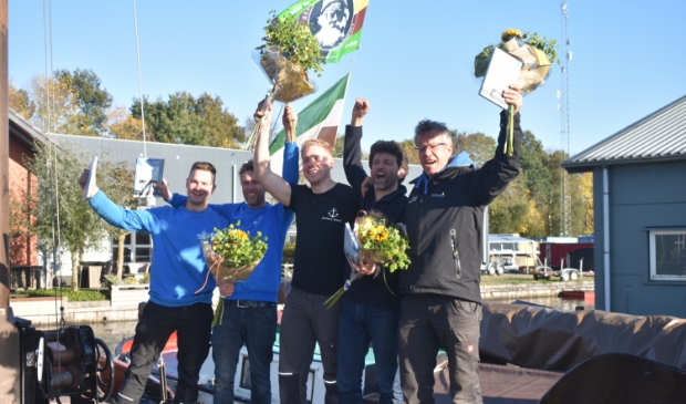 De vijf winnaars van de Sterke Jerke. V.l.n.r.: Lammert Dijkstra, Pieter Jilles Tjoelker, Gert Postma, Rinze Pieter Herrema en Fonger de Vlas. Boven hen wappert 'het hoofd' van Reid de Jong.