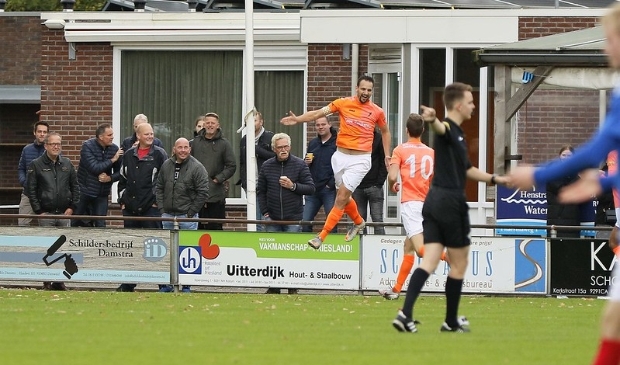 Joop Pijnacker sprint een gat in de lucht na zijn 1-0 voor Kollum.