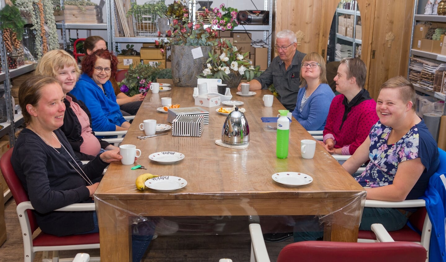 Cliënten drinken koffie met Klaas Kromkamp.