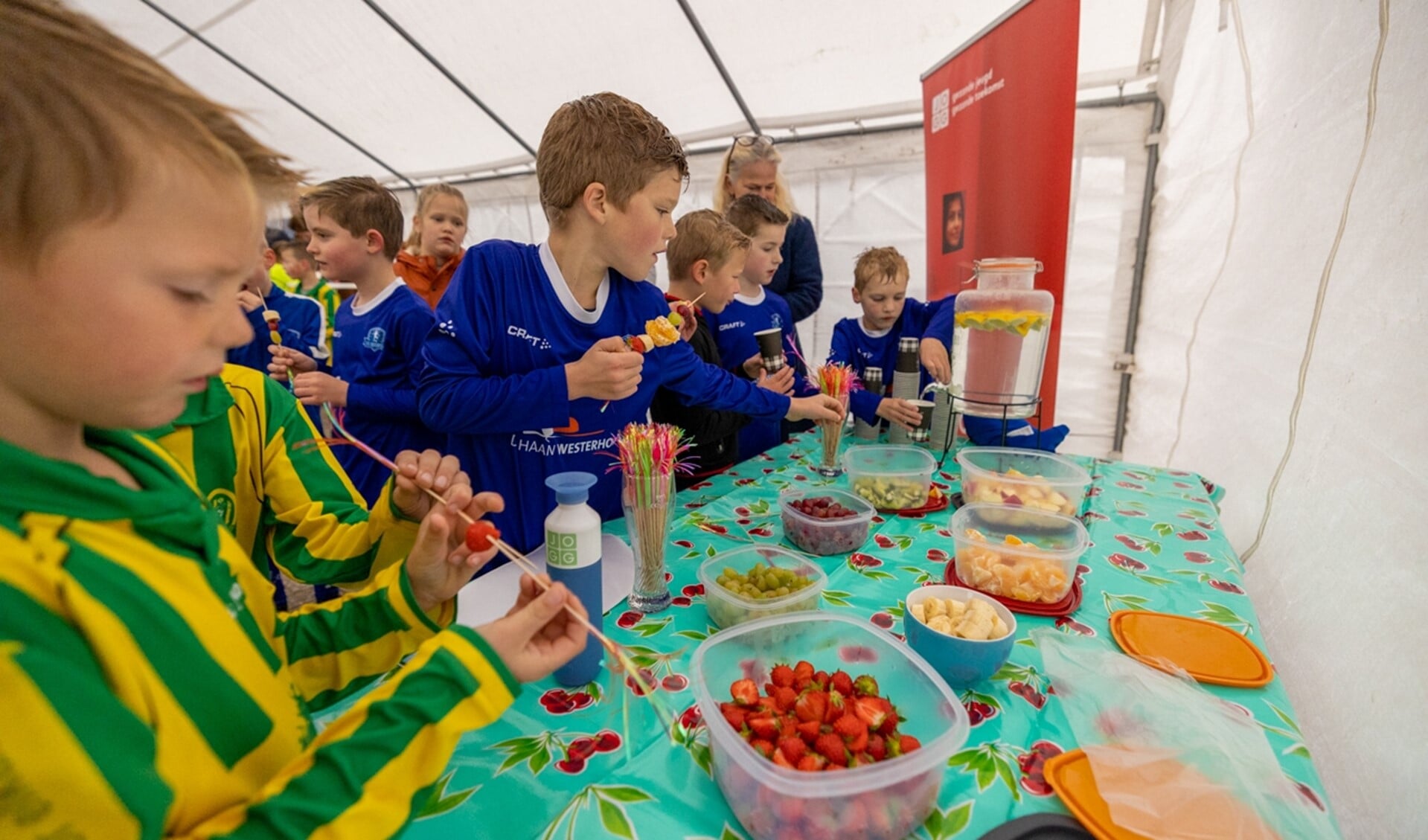De jeugd mag gratis fruit eten in de kantine van VV Buitenpost.