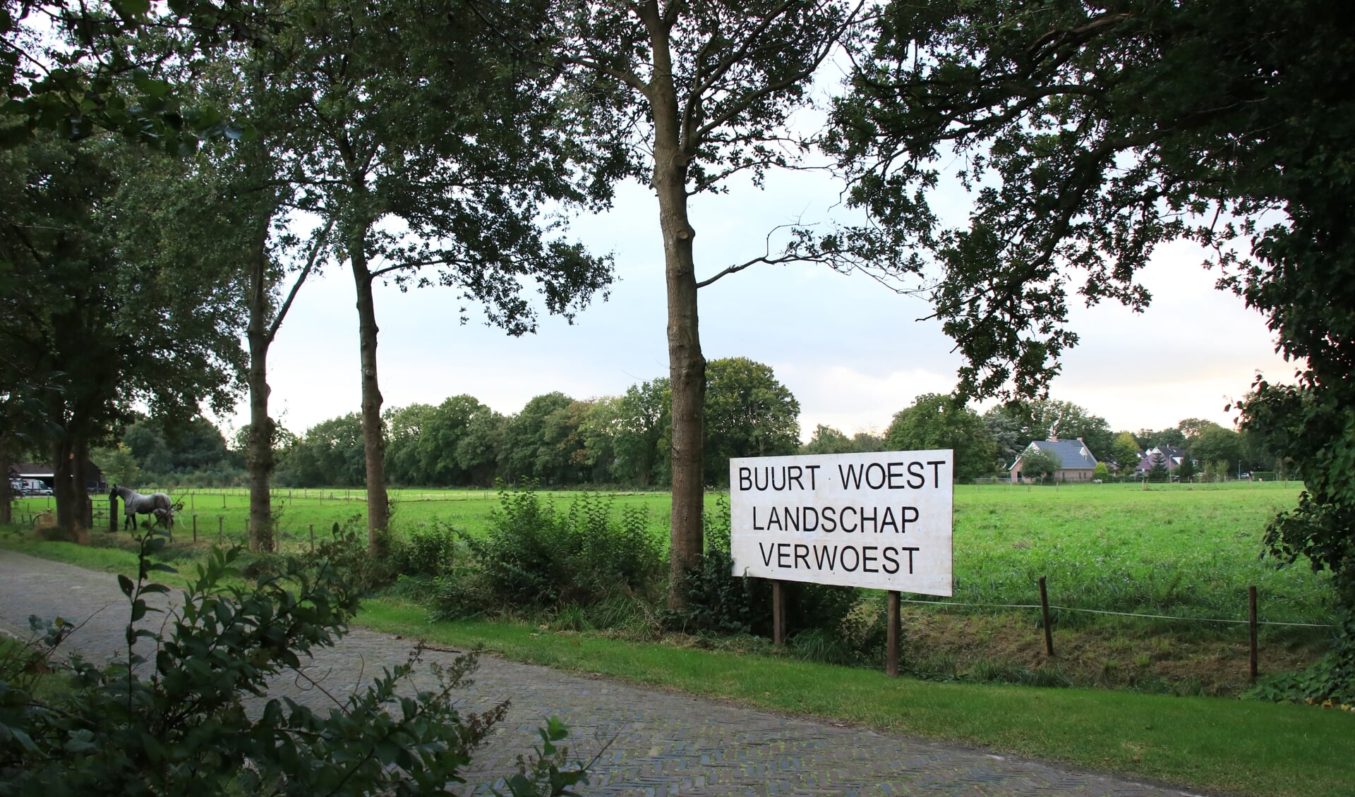 Dit protestbord werd geplaatst aan de Kerklaan, vlakbij de Kloosterlaan Noord, één van de vijf mogelijke nieuwbouwlocaties in Burgum.