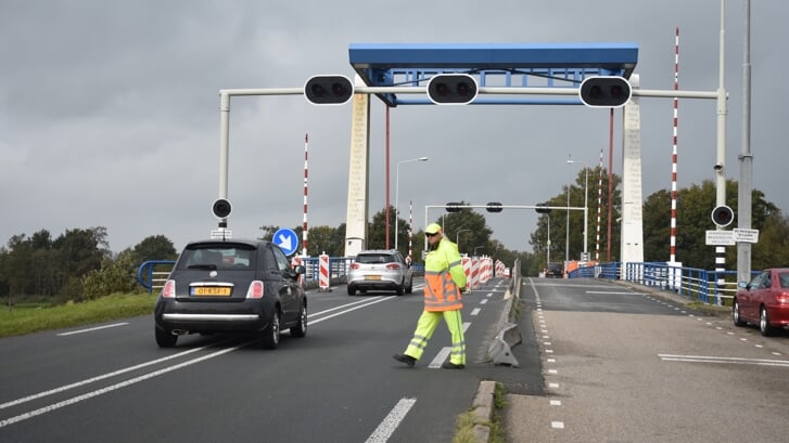 Verkeersregelaars waren in 2021 nodig om het autoverkeer op de brug bij Kootstertille in goede banen te leiden. Later kwamen er verkeerslichten voor het één-richtingsverkeer. Vanaf 4 september 2024 moet de brug weer 'normaal' gebruikt kunnen worden, zowel op het water als op de brug.
