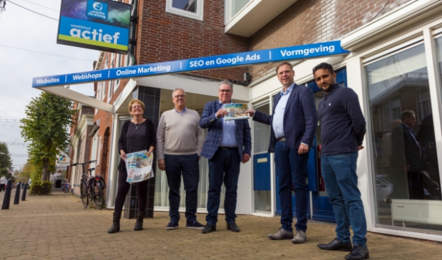 <p>Van links naar rechts: Hennie de Jong, Robert Lamers, Jan Bing, Jan Auke Steegstra en Vishal Bhagwat voor het kantoor van Weekblad Actief.</p>