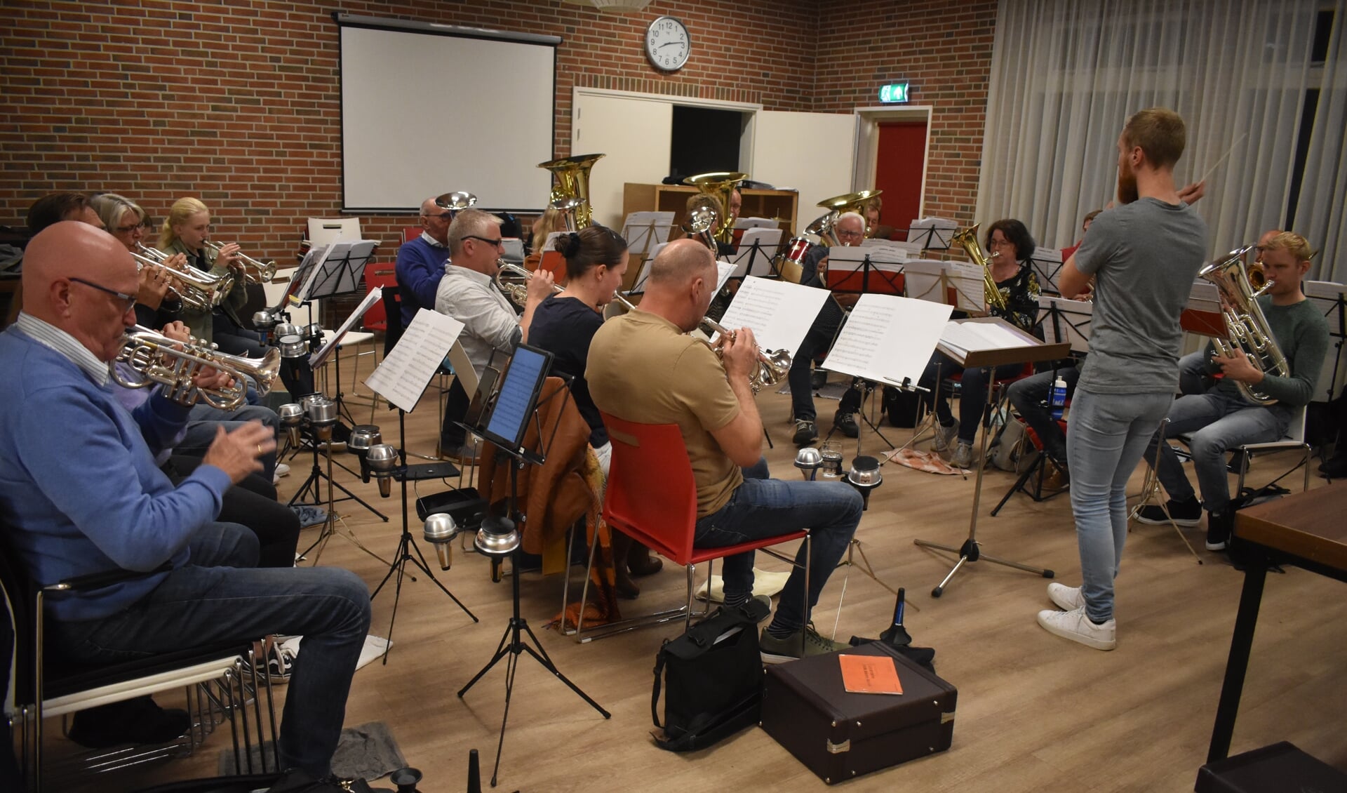 Brassband Halleluja uit Drachtster Compagnie repeteerde in 2021 al vanwege het 100-jarig bestaan, maar pakt op 14 mei 2022 extra uit, samen met Piter Wilkens.